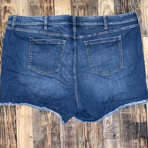 Torrid slightly distressed denim shorts size 26 - Picture 3 of 3